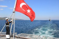 ŞEHİTLER ABİDESİ - Deniz Kuvvetleri Gemileri Tören Geçişi Yaptı