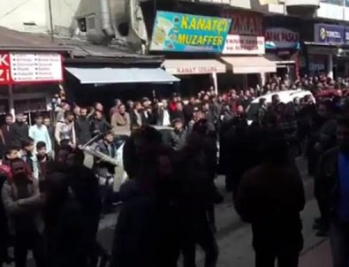 PKK yandaşları, Cuma hutbesini protesto etti