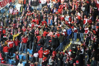 Tribünde Bıçaklı Kavga Biri Polis 6 Yaralı