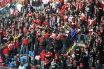 Tribünde Bıçaklı Kavga Biri Polis 6 Yaralı