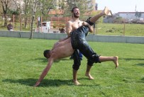 5 Yıldızlı Otel Bahçesinde Yağlı Güreş