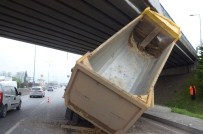 NECATI ÇELIK - Damperi Açık Kalan Kamyon Üstgeçide Çarptı Açıklaması 1 Yaralı