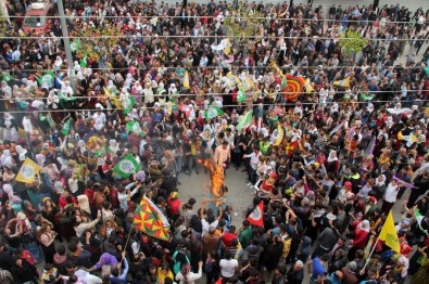 İstanbul'da Patlama Oldu, HDP Mersin'de Nevruz'u Kutladı
