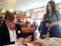 NURİ ALÇO - Nuri Alço gazoz şişelerini imzaladı