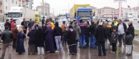TRAFİK IŞIĞI - Trafik Işığı İsteyen Mahalle Sakinleri Karayolunda Oturma Eylemi Yaptı