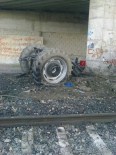 YOLCU TRENİ - Trenin Çarptığı Traktör İkiye Ayırdı  Açıklaması 1 Yaralı
