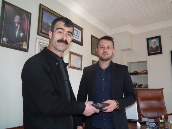 Yolda bulduğu parayla borçlarını ödeyip kalanını teslim etti