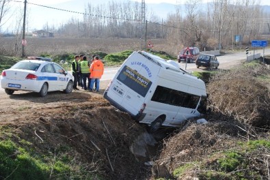 Amasya'da İşçileri Taşıyan Minibüsle Otomobil Çarpıştı Açıklaması 4 Yaralı