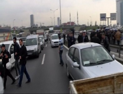 Servis şoförleri E-5'i trafiğe kapattı