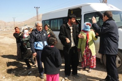 Erkekler Evde Eş Ve Çocukları Dilencilikte