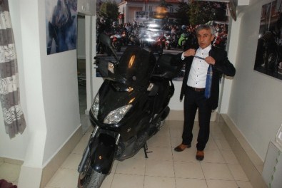 'Kravatı Çıkart, Kaskı Tak, Bas Gaza'