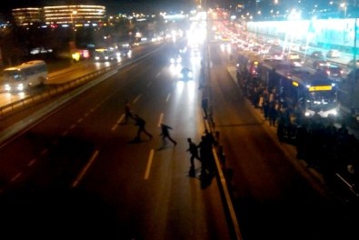 Hızla Akan Trafikte Canlarını Hiçe Saydılar