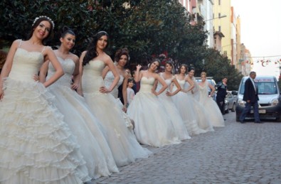 Şehrin En İşlek Caddesini Gelinler Bastı