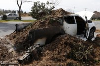 GAZI BULVARı - Yanan Araca Topraklı Müdahale