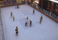 BUZ HOKEYİ TAKIMI - Malatya Buz Hokeyi Takımı, Çanakkale Zaferi Dolayısıyla Gösteri Maçı Düzenledi