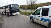 SERVİS OTOBÜSÜ - Üniversite Girişinde Kaza Yapan Çalıntı Otobüs, Polisi Alarma Geçirdi
