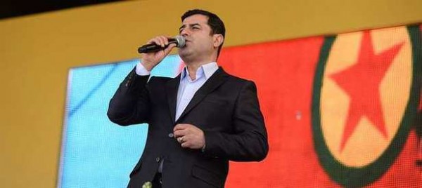 Kalaşnikof altında barış çağrısı