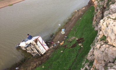 Dereye Uçan Araçtan Yara Almadan Çıktı