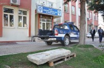 LAHİT - Polisleri Görünce Lahitleri Kara Yoluna Attılar