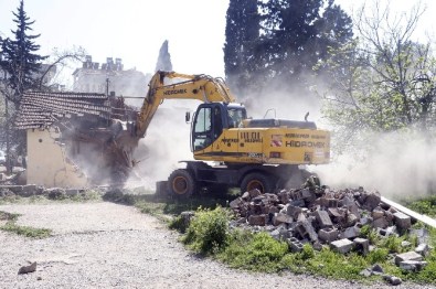 Vakıf Arazisi Üzerindeki Kaçak Binalar Yıkıldı