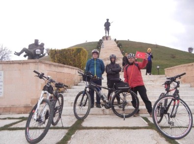101 Bisikletçi Pedallarını Zaferin '101. Yıl Dönümü' İçin Çevirdi