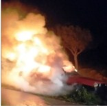 HURDA ARAÇ - Ayvalık'ta İki Otomobil Kundaklandı