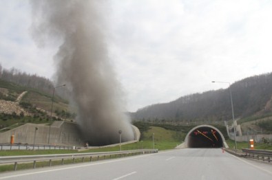 Dumanlar Yükseliyor ! Bolu Tüneli Trafiğe Kapandı