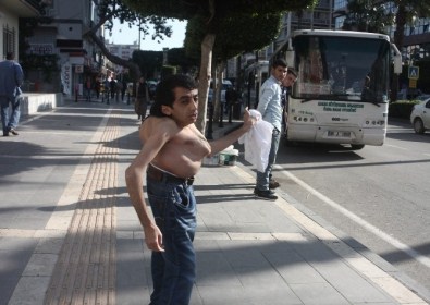 Engeline Rağmen Ücret İstenince Yol Ortasında Soyundu