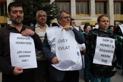 Sağlık Çalışanlarından Çöp Poşetli Protesto