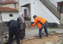 İŞ MAKİNASI - Yaşlı Kadının Evinin Önündeki Taşları Söktüler