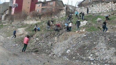 Okul Öğrencileri Çöplüğü Yeşil Alana Çevirdi