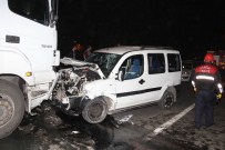 Polisin İkazına Rağmen Ters Yolda Giden Kamyonet Tır İle Çarpıştı Açıklaması 1 Yaralı