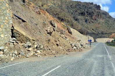 Siirt'te İstinat Duvarı Çöktü