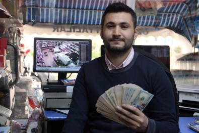 Tırnakçı Saniyeler İçinde Bir 'Tomar' Doları Cebe İndirdi