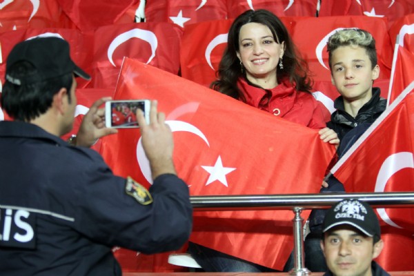 Milli maçta teröre lanet