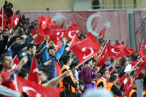 Milli maçta teröre lanet