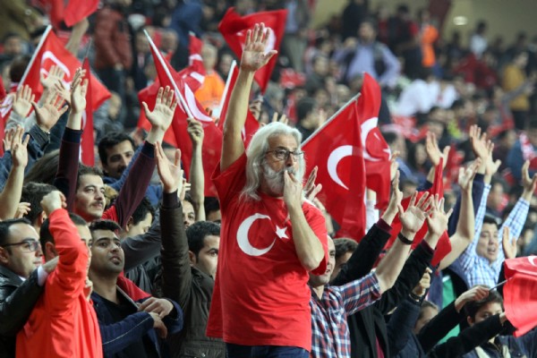 Milli maçta teröre lanet