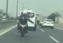 ADRENALİN TUTKUNU - Çılgın Motorcu Akan Trafikte Akrobasi Yaptı