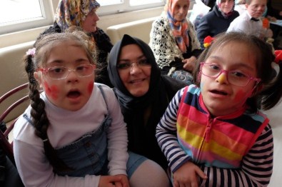 Down Sendromlu Çocuklardan 'Renkli' Kutlama