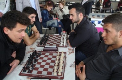 Ezine MYO'da Satranç Turnuvası Düzenlendi