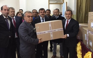 Kaymakam 2 Bin 542 Çocuğu Giydirdi