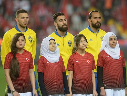 Ayşenur Arslan başörtülü kızlardan rahatsız