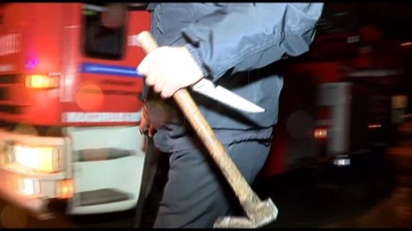 Uyuşturucu bağımlısı baba, eşini ve kızını keserle rehin aldı