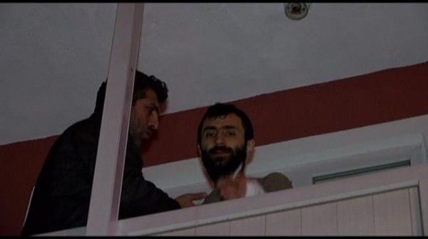 Uyuşturucu bağımlısı baba, eşini ve kızını keserle rehin aldı