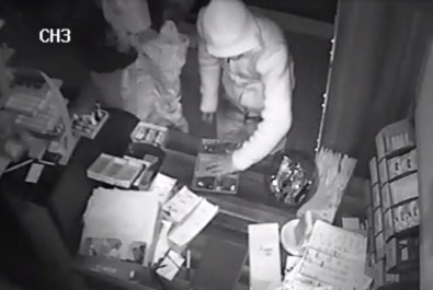 2 Dakikada 10 Bin Liralık Sigara Çaldılar!