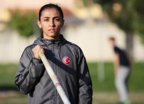 KADIN SPORCU - Ailesinden Habersiz Antrenmanlara Gitti, Türkiye Rekoru Kırdı
