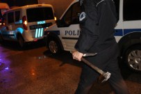 Eşi Ve Kızını Keserle Rehin Aldı