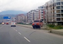 POLİS ARACI - Polisten Kaçarken Kaza Yaptılar