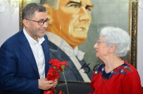 ÜSKÜDAR BELEDİYESİ - Üsküdar Belediye Başkanı Türkmen, Huzur Evi Sakinleriyle Birlikte Şarkı Söyledi