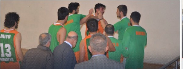 Takım arkadaşlarını tokatladı!